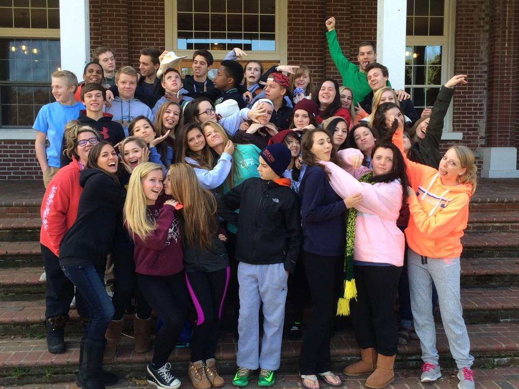 CurtisAtkinson's tweet image. The stages of a group picture #FallWeekend #YL #YLPurcellville