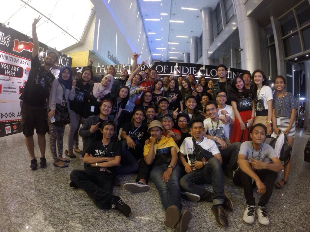 indiclothingxpo's tweet photo. all of us.. behind the scene #loopthe6thice • soo where do we go after this gaes?? http://t.co/WUzjb47LEY