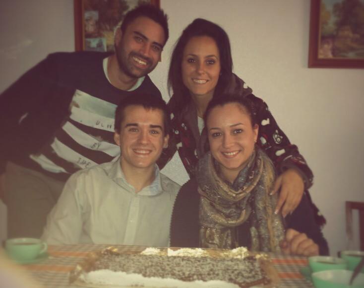 mariamparo187's tweet photo. Celebrando el cumple de la pri¡ @BelenBerry3, faltas tu @moreflower13¡¡¡ http://t.co/CCp6bjE2jL