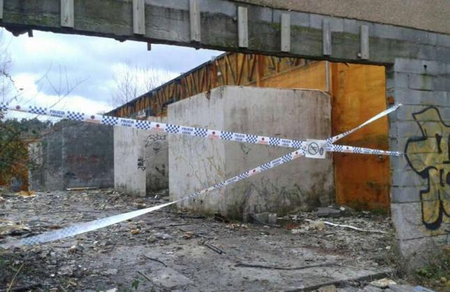 Despilfarrando's tweet photo. En ruinas antes de inaugurarse, Porriño. El proyecto costó casi medio millón de euros. http://t.co/DR4UP6cbh1 http://t.co/beXlSzLDk1
