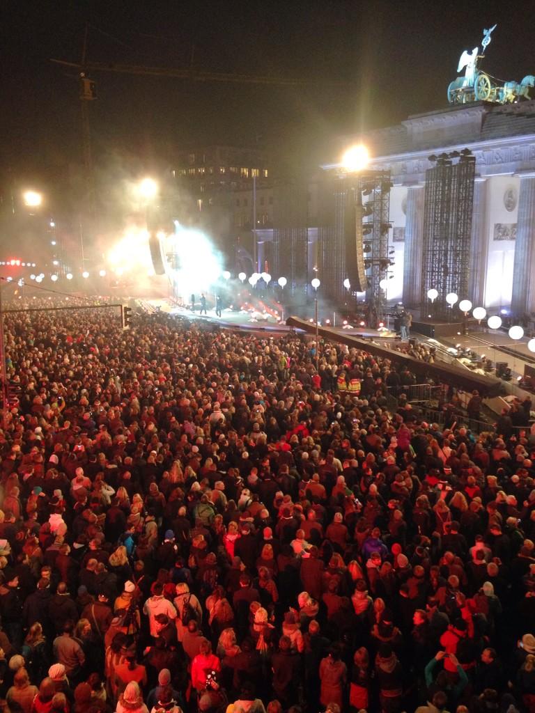 annmeiritz's tweet photo. Fanta 4: Eben noch bei #spon20 jetzt schon am Brandenburger Tor #fotw25 http://t.co/OpmVQ9dUeB