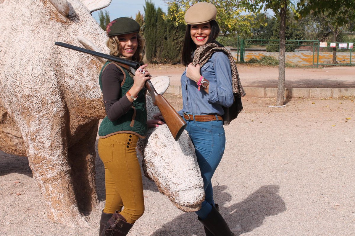 Kaastlan's tweet photo. @Nataliia_kaiya y @anitamontalva os enseñan nuestras nuevas gorras ascot.
#SombrerosKaastlan #ChicasKaastlan http://t.co/mbeKfcz0q4