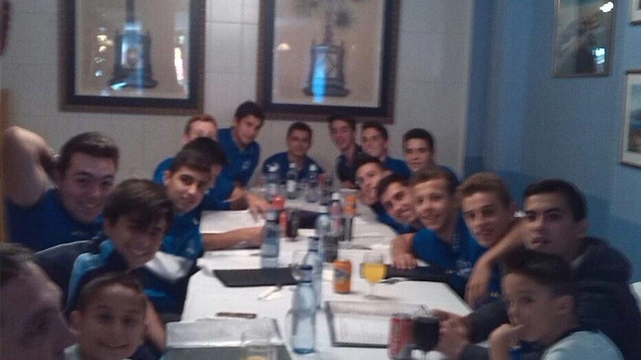 Nozaroc_10's tweet photo. Victoria por 1-8 ante el Nueva Andalucía en un partido en el ke hubo mas goles ke juego. Despues comida de ekipo http://t.co/OUbrlT7Nmm