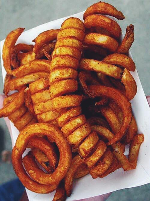 ohmygodfoodporn's tweet photo. Curly Fries 😍 http://t.co/uEhzdMPeHB