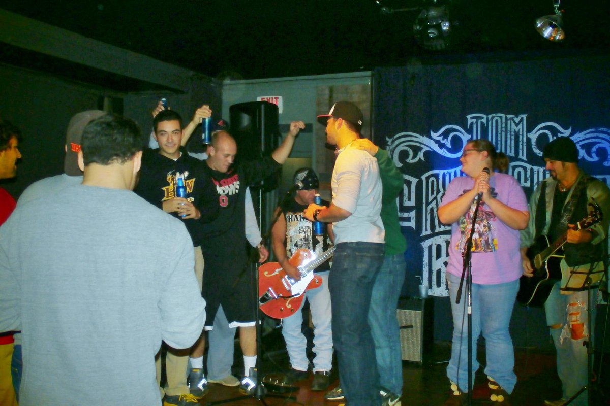 Kurban_gal's tweet photo. @tomfrietchenbnd @LakeCityTavern @jonniev2224 yes you played #longestsetever but #sooofun to watch. http://t.co/Z1QkaAEeCv