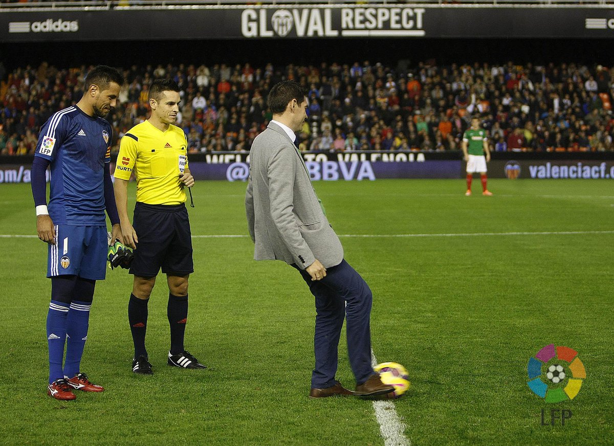 LaLiga's tweet photo. FOTO | @kikeboned realizó el saque de honor en Mestalla antes del @valenciacf - @AthleticClub. #SienteLaLiga http://t.co/qVpu8ih74G