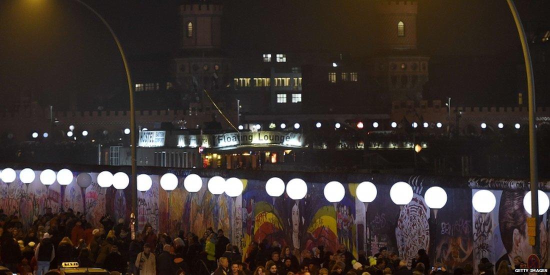 Watch live as 8,000 illuminated balloons are released along route of the #BerlinWall bbc.in/1uS9dg0