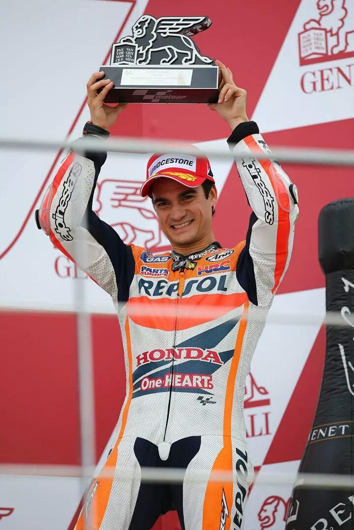 26_DaniPedrosa's tweet photo. Agradecer el trabajo que ha hecho mi equipo durante el año y el apoyo de mis fans.Es una suerte teneros siempre ahí! http://t.co/uDOpcW64df