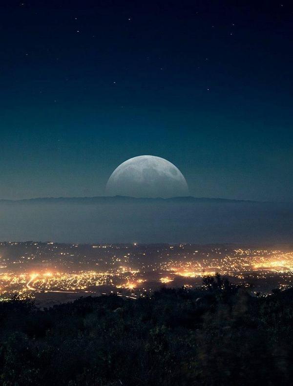 TheMindBlowing's tweet photo. Moon on the horizon, Santa Barbara, California http://t.co/JmWzwKHTmV