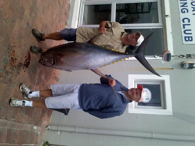 SmartCharters's tweet image. Congrats to Gert"Druiwe Boer' van Piketburg on an awesome 78.6kg Yellow fin tuna! Book now as Tuna are here!