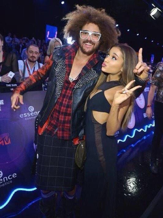 buterasweave_'s tweet photo. “@Ari_GrandeSpain: @ArianaGrande y Redfoo en la Red Carpet http://t.co/Dv3rZdmsfg” #orgulloarianator