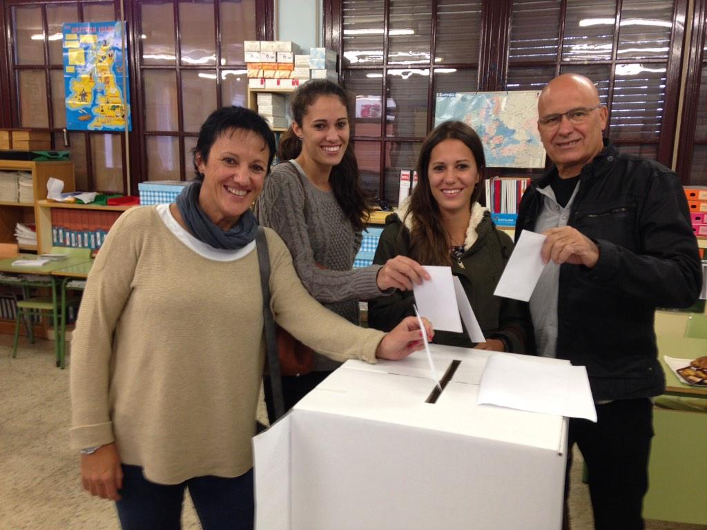 EsfontR's tweet photo. Dia històric!!! Nosaltres ja hem votat #9NSÍSÍ http://t.co/147HUU3GxF