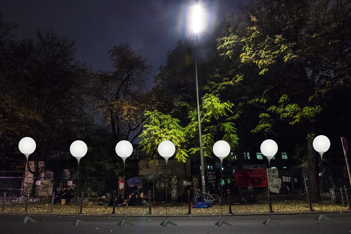 lichtgrenze's tweet image. Die #Lichtgrenze wurde zur #ohlauer #ghs geführt um heutigen Ausgegrenzten zu gedenken #EUwall #fotw25