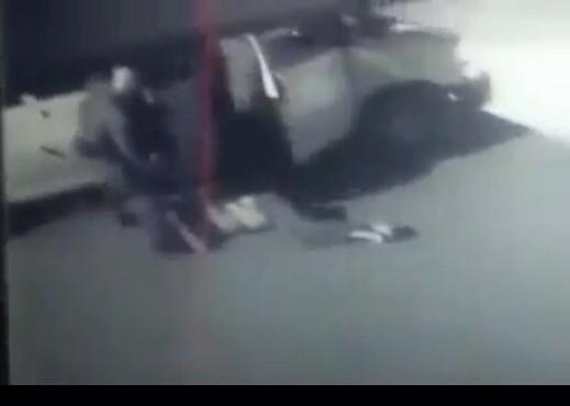 iQ8Top's tweet photo. فيديو: شرطي أسرائيلي يقتل فلسطيني بكل برود ! http://t.co/cl4aKEn68L http://t.co/DPyUIOWVXE