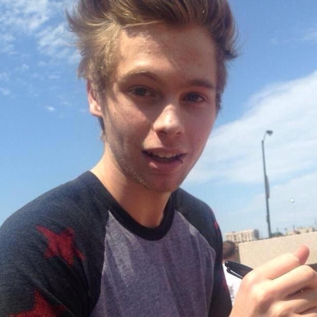 citylightsIrh's tweet photo. im going to tweet some low quality photos of 5sos

1rt=1vote 

 #vote5sos http://t.co/iJkeBTt9ce