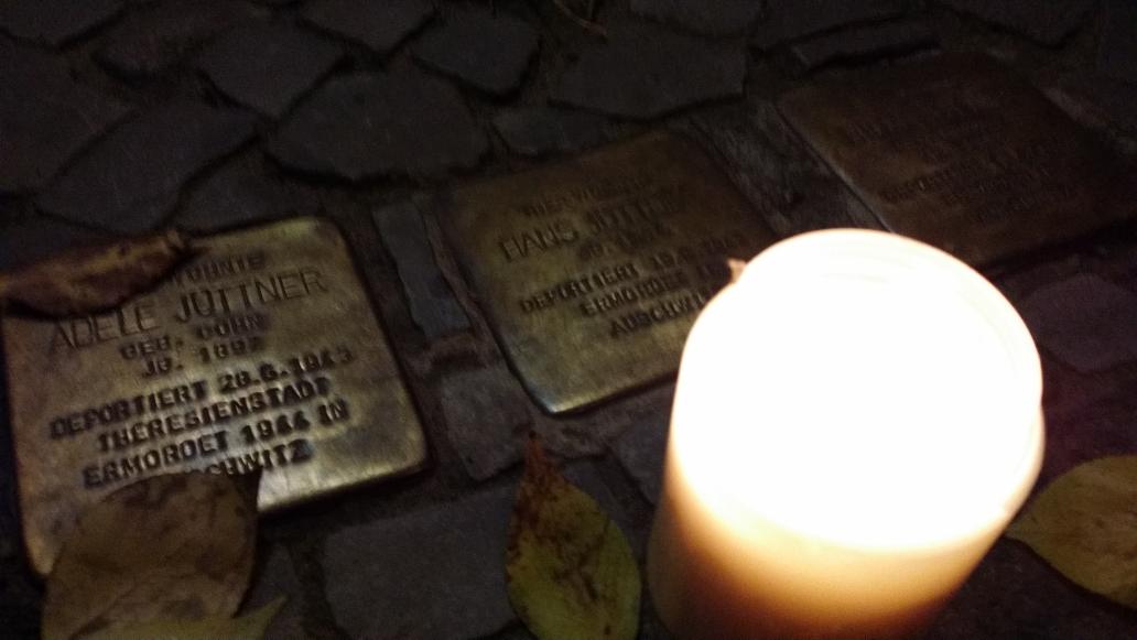 Roland_Gramling's tweet photo. Nach Fest #fallofthewall25 erinnert Kerze vor Tür: heut nicht nur Tag zum Stolz sein #progromnacht #novemberprogrom http://t.co/hX5tKL1bC7