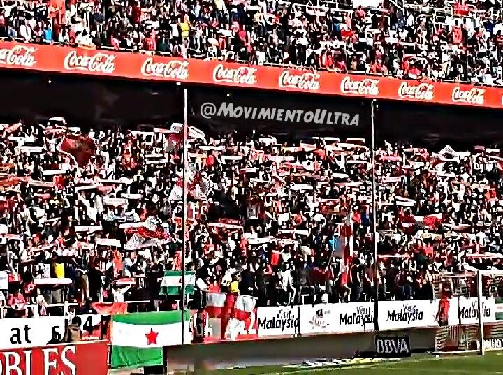MovimientoUltra's tweet photo. Magnífico ambiente en la grada de Biris Norte esta mañana en el Sevilla - Levante http://t.co/11I7IgcBre