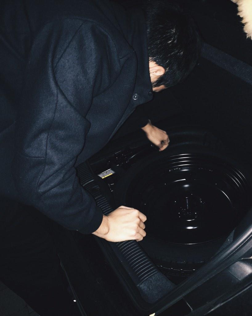 EsteeLalonde's tweet photo. Tonight on #theworktop @li0nsmane changes my flat tire. http://t.co/JHMPwUKGzx