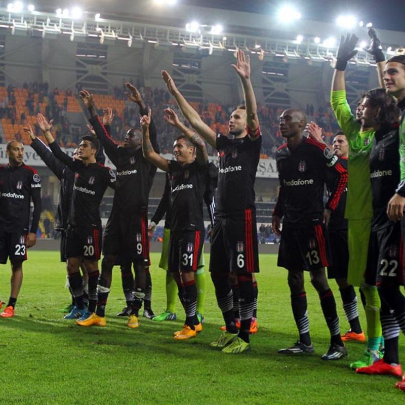 Besiktas's tweet photo. Ter döken, emek harcayan, sahada her şeyini ortaya koyan ve 9 kişi de kalsa kazanan #Beşiktaş ile #Gururlan http://t.co/0suq8nV5jh