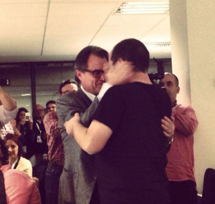 Os imagináis a Rajoy abrazando a Pablo Iglesias porque han puesto al país por encima de sus partidos?
#analogía