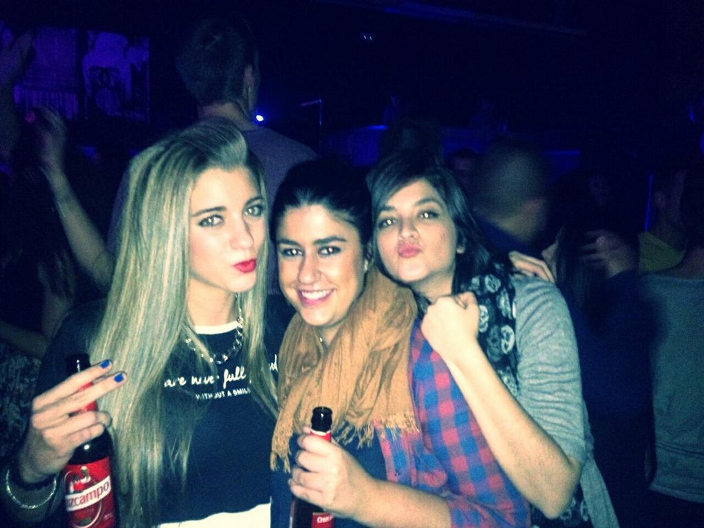 VictoriaMavi30's tweet photo. Fotitos de anoche!!!! #Supermartxe #Friends #Metropolis @mariadiiaz26 @paulitaro90 http://t.co/nzRj5gJPUS