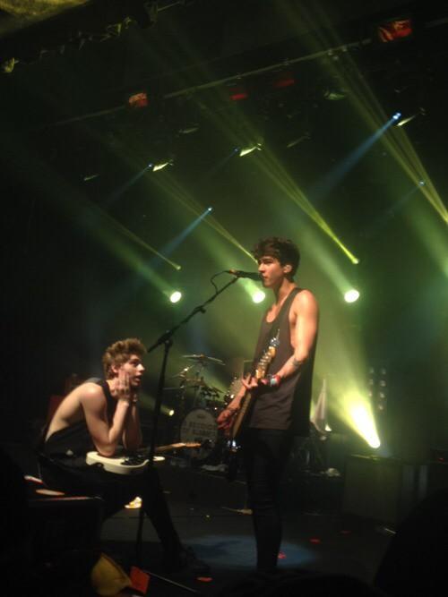 lonelyludens's tweet photo. vou postar foto dos meninos, deem rt pra ajudar.

im posting pics of them, rt bc votes.

#vote5sos http://t.co/ziUC19VflW