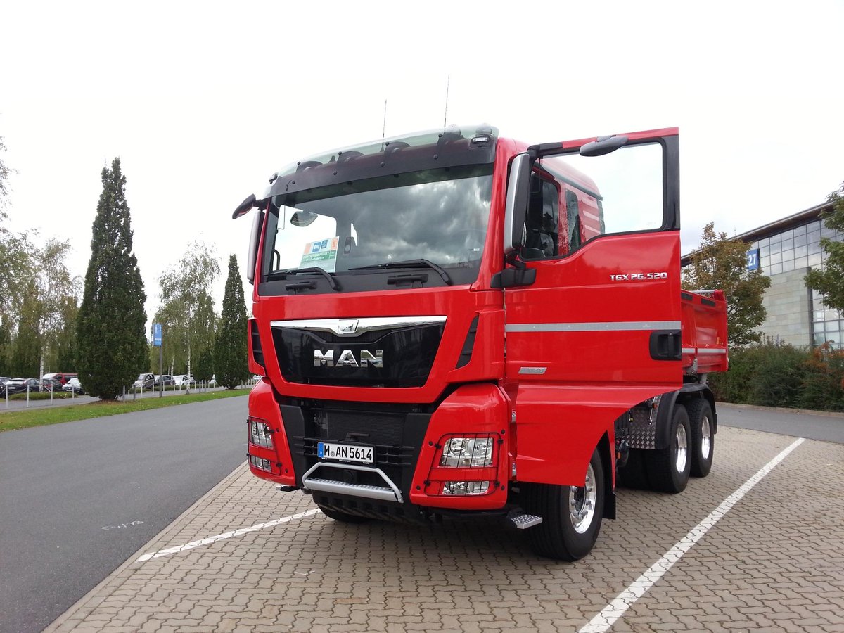 itsmydrive's tweet photo. Foto's van #IAA2014 aan het selecteren; toen voor het laatst (groot) gestuurd... *schrikt!* (@MAN_Group #TGX 26.520) http://t.co/EwjG8TbaHw