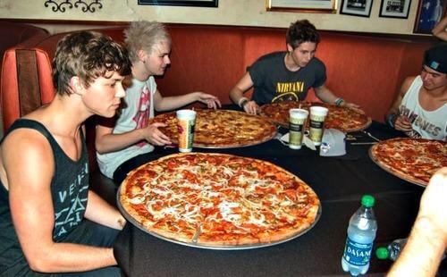 sonderhes's tweet photo. there are many things i wanna eat of this picture #vote5sos http://t.co/OFPM1EvPVF