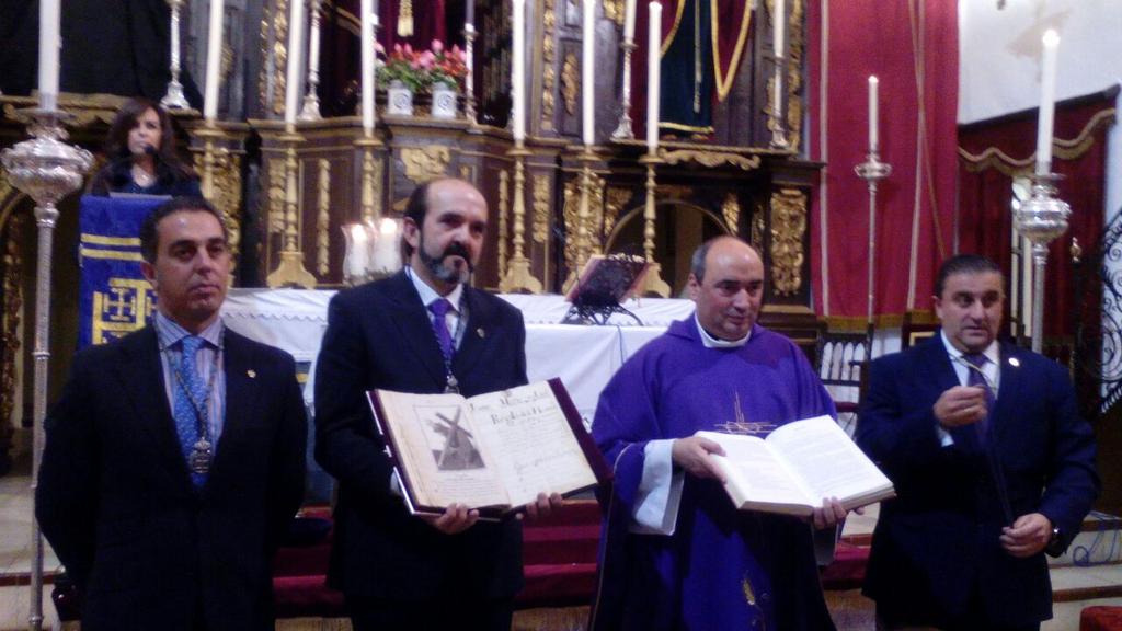 JJCCNtroPadrJes's tweet photo. El pasado Viernes acompañamos a la nueva junta de gobierno en su toma de posesión, que el Señor y su Madre, os guíen. http://t.co/oxbCZoZkwf