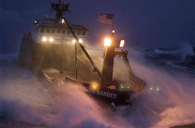EpicCosmos's tweet photo. 3 ships on @Discovery's program @DeadliestCatch rode out the #BeringBomb &amp; waves 50ft high. http://t.co/UJPvgPEEul http://t.co/oEdD6nozF3