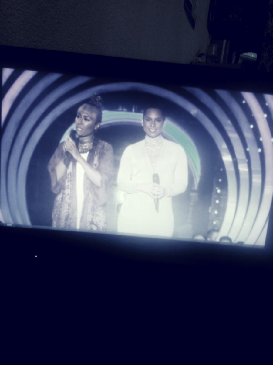 edisdjts's tweet photo. Watching #MTVEMA #Glasgow2014 http://t.co/PiUX8vkGKB