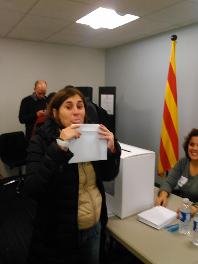 SEzquerra's tweet photo. Finalment jo tambè he votat! A #NYC ja van 700 vots i encara hi ha una gran cua! #HemVotatHemGuanyat #9NJoDesobeeixo http://t.co/nyOnUDVP4C