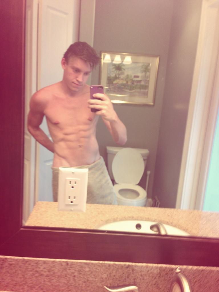 Towel pic for #gay #nakedsunday #BBBH http://t.co/QPN9Cvhr96