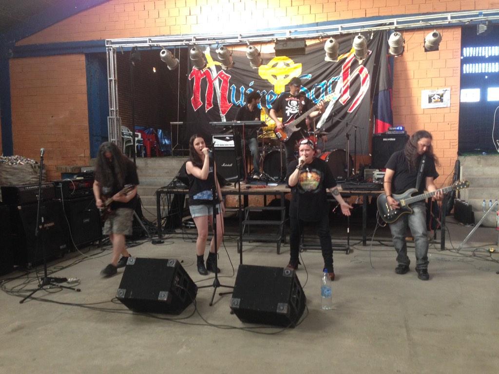Etherealpy's tweet image. Gracias a todos por venir! La pasamos de pooota madre! lml 
Ahora @NiahmMuireadach en vivo!