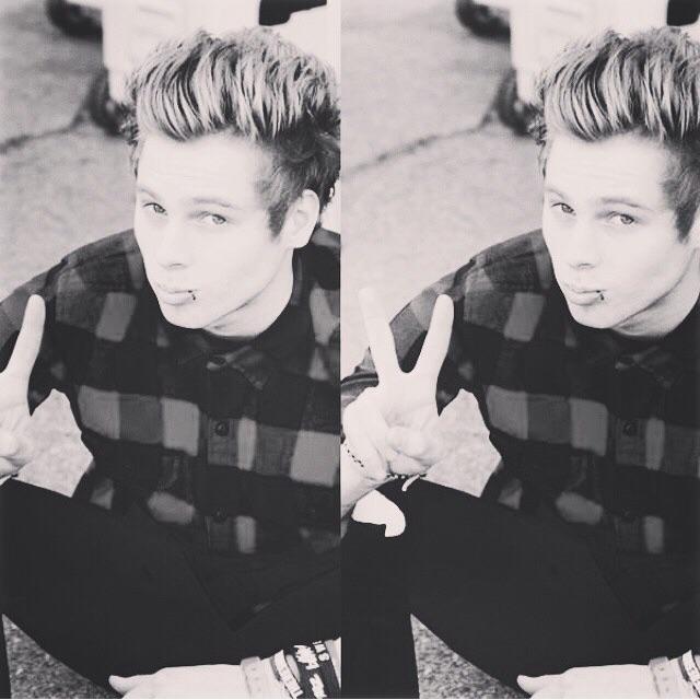 sorrysatxn's tweet image. Rt because Lukes cute af #vote5sos