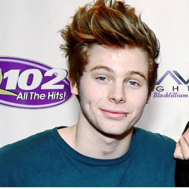 sorrysatxn's tweet image. Rt because Lukes cute af #vote5sos