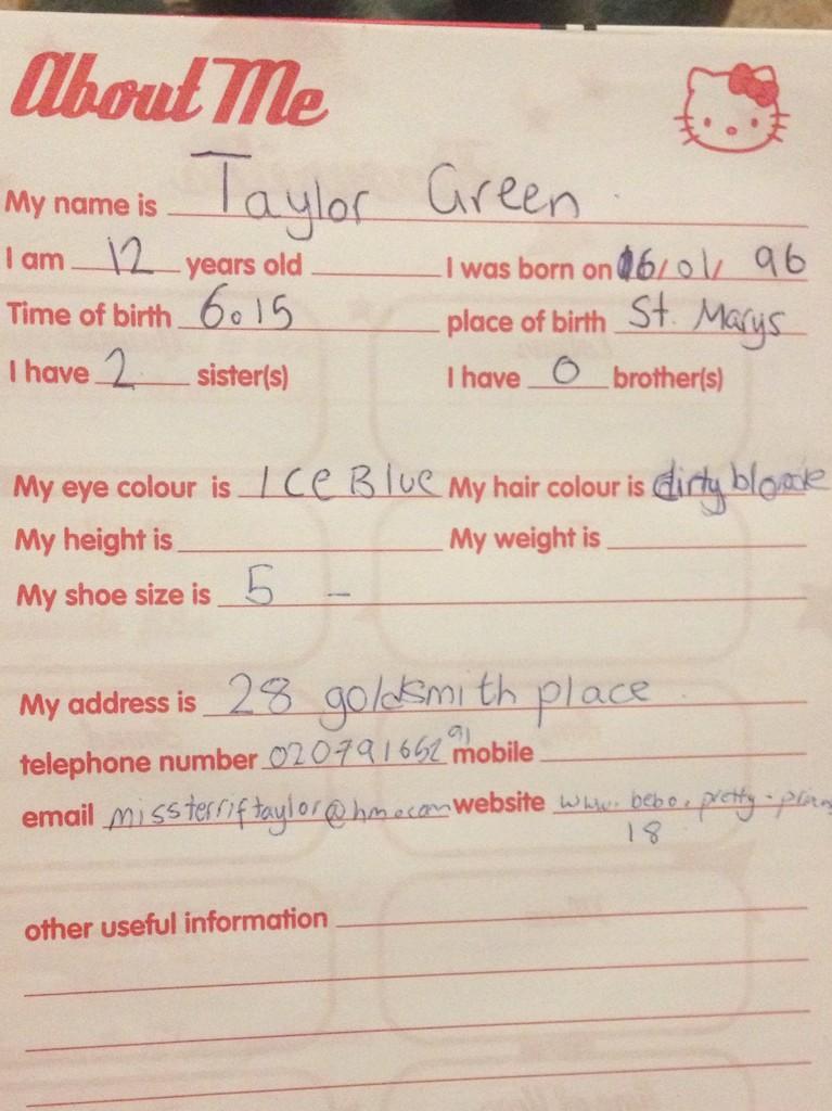 Taylor_Green1's tweet photo. Finding these kind of keepsake books are the funniest thing ever 😂 #iceblueeyes http://t.co/2beIDRIQzj