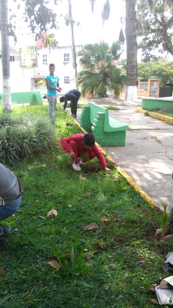 ZelmaBaez's tweet photo. Rehabilitando el parque en El Chico #EmilianoZapata la delg. @JLideresEZ @ErikaAyalaR @gu7i @LideresVeracruz http://t.co/XKNKhFtZM0