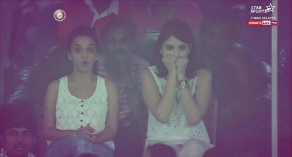 Team_Anushka's tweet photo. [Pic-1] @AnushkaSharma at IND vs SL
3rd ODI match in Hyderabad http://t.co/0IQXxtqiYa