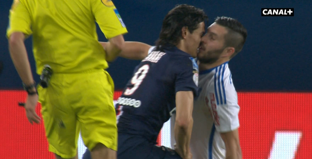 footmercato's tweet photo. A la pause d'un match chaud et plaisant, le PSG vire en tête grâce à Lucas (1-0) #PSGOM http://t.co/xvtLSiWL64