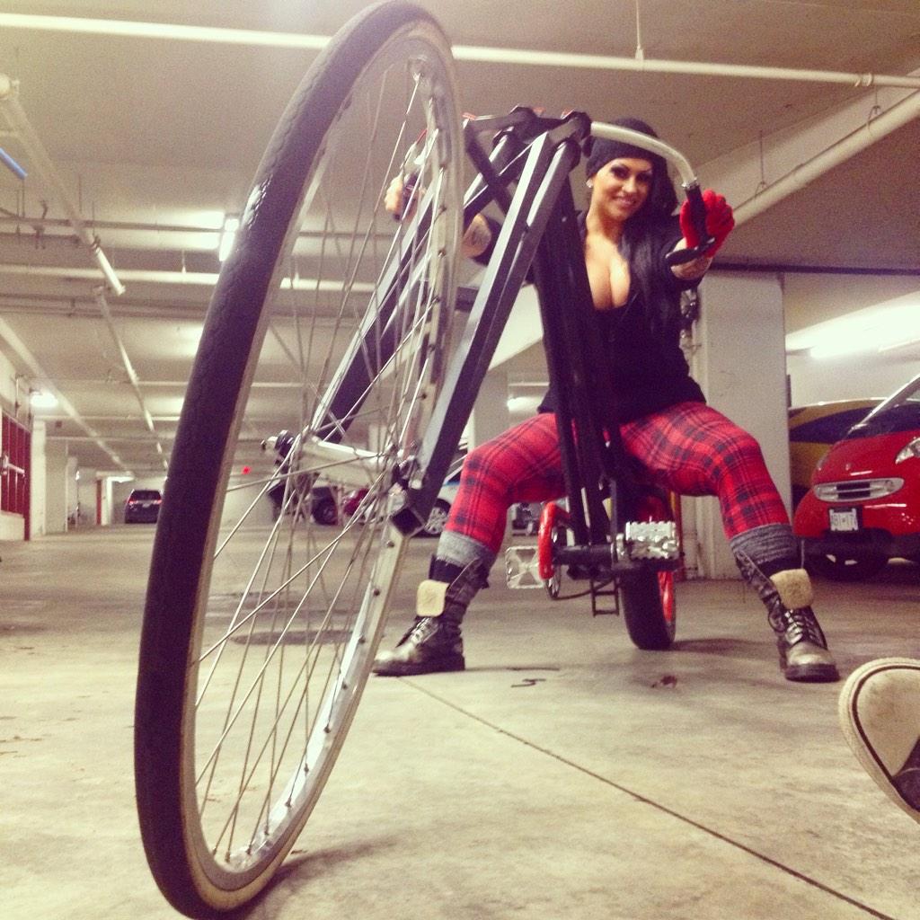 TheSamMack's tweet photo. #penisenvy #chopperchick riding @nicodefeo's beast with the @westcoastcowboys http://t.co/jd4vWkgVvo