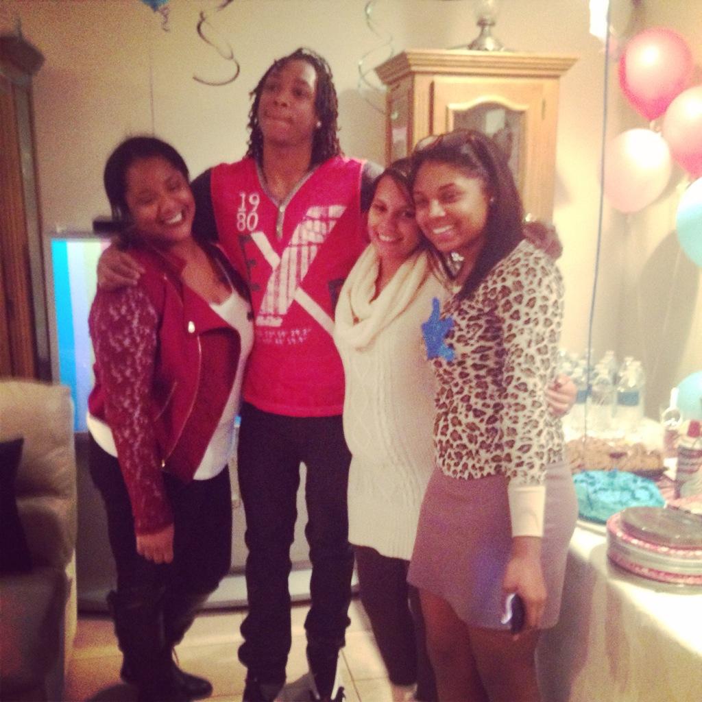 _harhzival's tweet photo. #RevealingParty Was A Success @PerryMonai @ForeignBlend @ThatNiggaShaq 💉💉❤️ http://t.co/Yr5vT4EkhQ