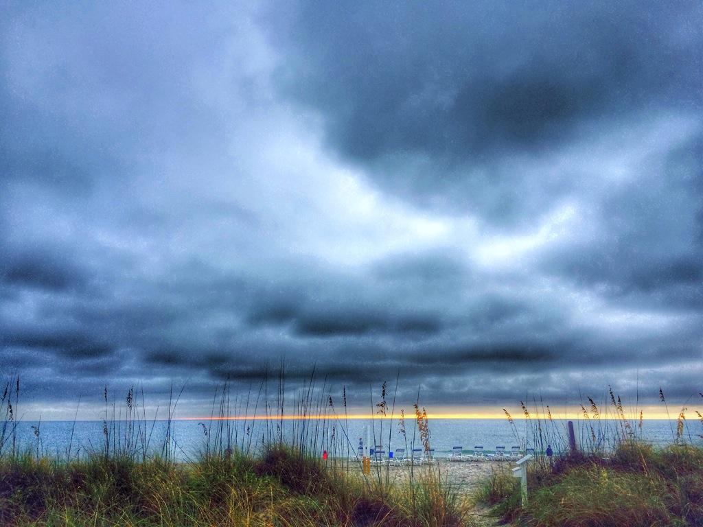 npmikolich's tweet photo. The light at the end of the tunnel...or horizon. Singles final finally to take place tmrw. Photo by @MauricioPaiz. http://t.co/hB6YtzTTYl