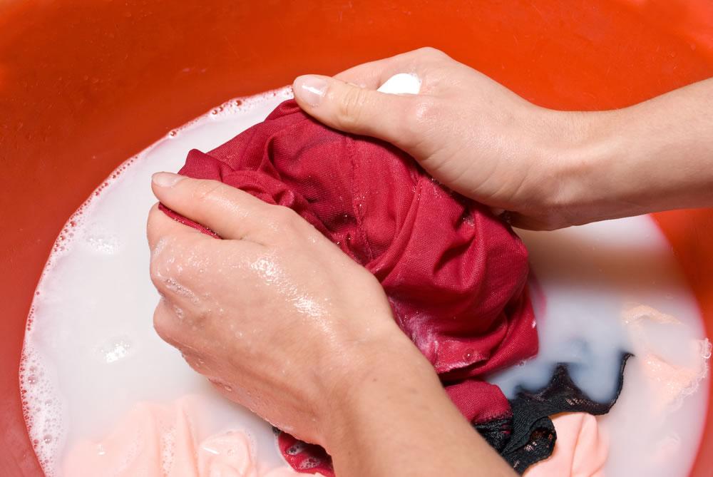 About_Batik's tweet photo. Mencuci batik emang gampang-gampang susah nih Bunda. Cuci kain batik dgn shampo rambut. #Batik http://t.co/onKvwBOXIw By @m3malls