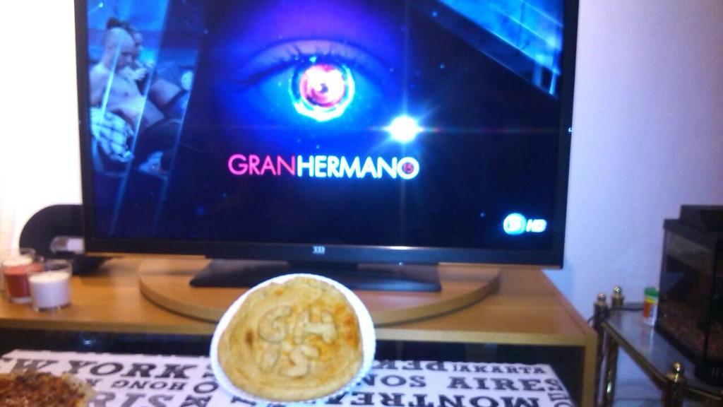 SYaGoS's tweet photo. #DBT6GH15 Con empanada y todo viendo el debate6 👏👏👏👏 arriba Loli!!!! http://t.co/BjjQXsLFX5