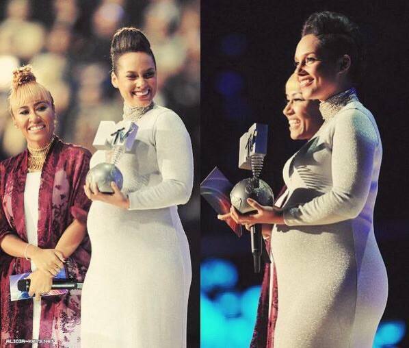 MyriamKeys's tweet photo. #SpecialawardforAK Maybe you haven't won #BestsongwithAmessage but you are the best for us @aliciakeys!! #AKFAM http://t.co/ZfozojNv8T