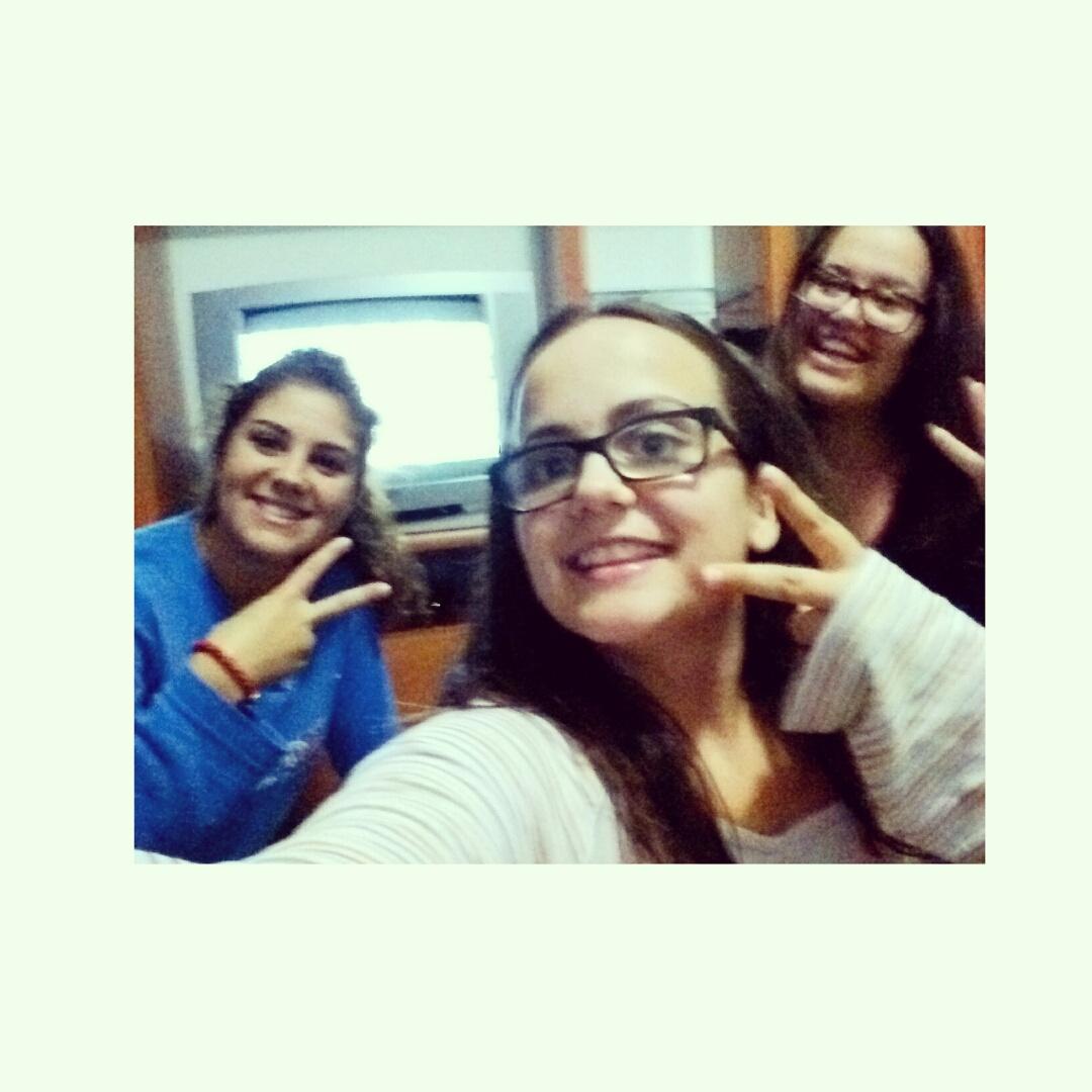 carmenmelgar13's tweet photo. Nosotras también morimos de amor por GH 😍 😍 😍 #DBT6GH15  #universitariasenganchadasaGH http://t.co/HdaX4YunZI