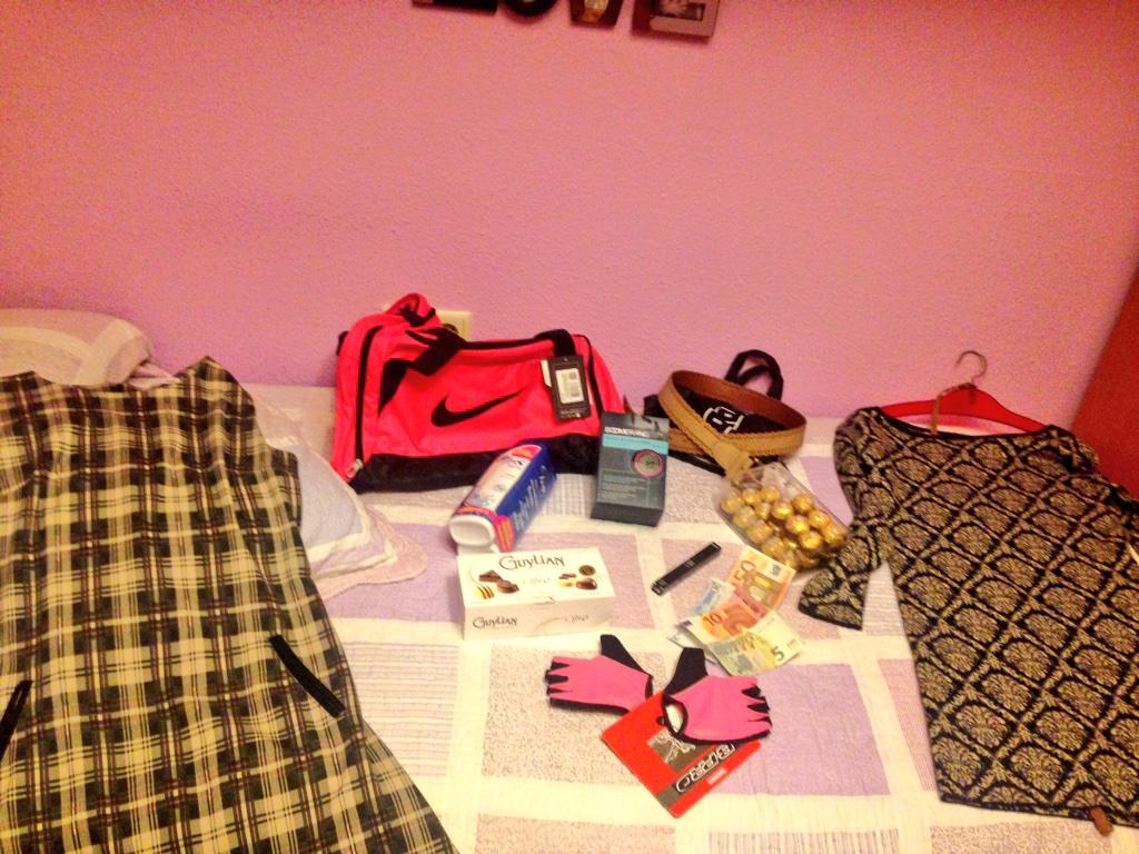 dena_da7's tweet photo. Buen finde!! #santo #love #felicidad #compañias #regalitos http://t.co/27V5aYrmuA
