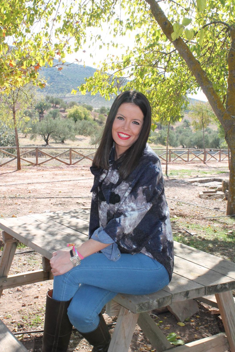 Kaastlan's tweet photo. @anitamontalva muy favorecida con esta capa azul estapada y look vaquero. Os gusta?
#CapasKaastlan #HechoAMano http://t.co/0M0UK4Zx1C