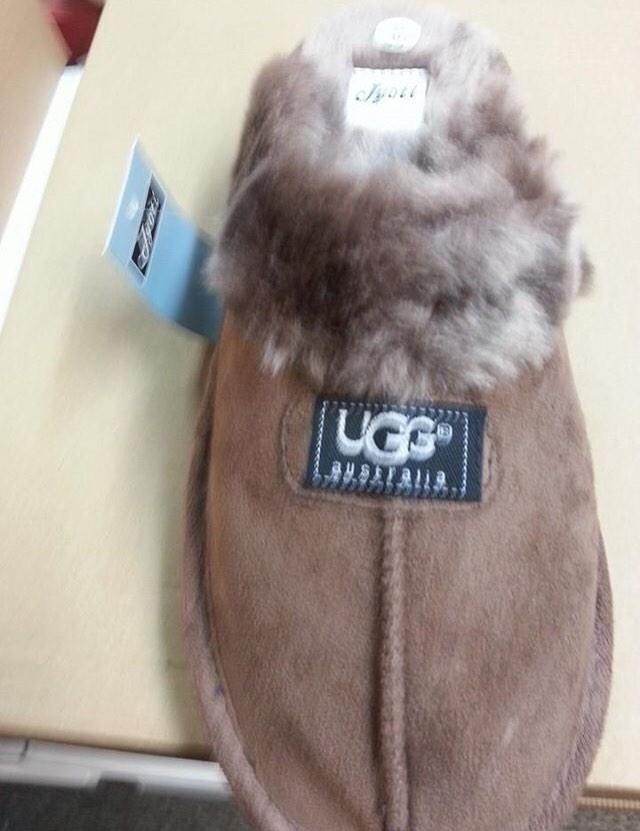 AClassStore's tweet image. Women UGG slippers size 3-8
£30 each or £50 for 2 including postage